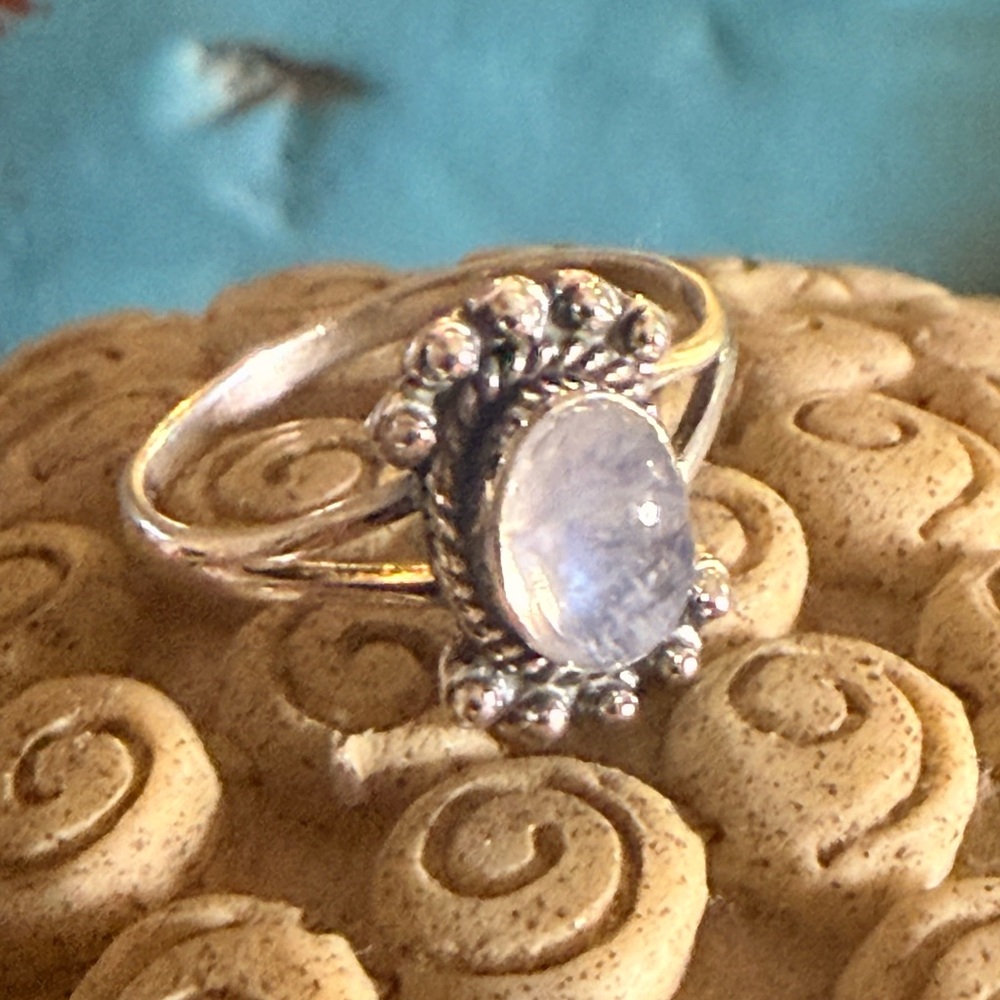 Gorgeous Moonstone Ring
Blue Moonstone 
925